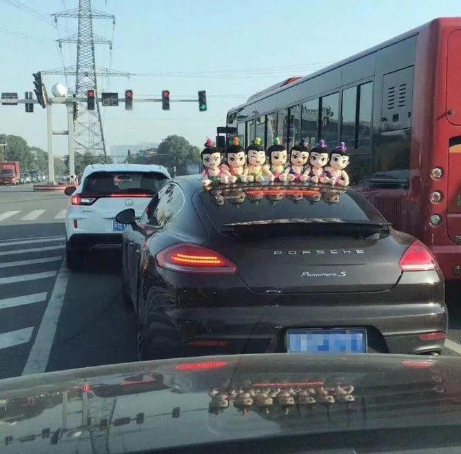 車主注意！車上貼了這種東西，引發(fā)事故要負(fù)全責(zé)